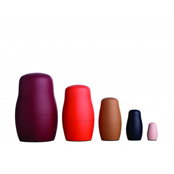 Esculturas en forma de muñecas rusas, colores rojizos