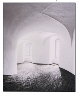 Impresión metálica Round tower Copenhagen, blanco/gris. A120xL90½xF2cm.